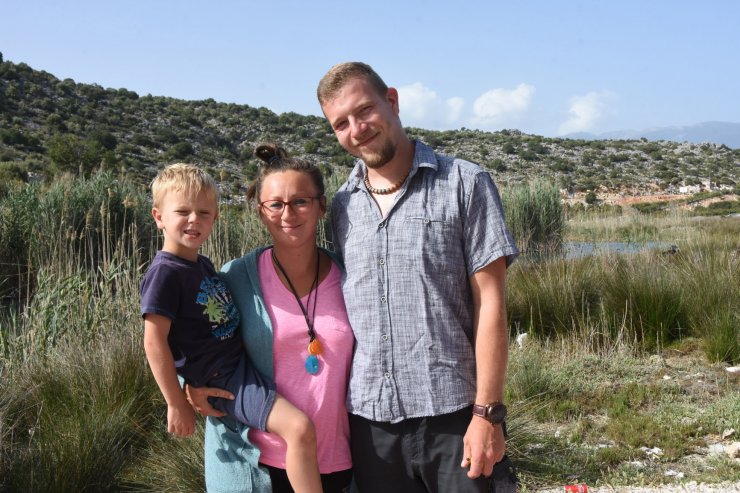 4 yıldır karavanla yolda olan Alman aile Demre'de