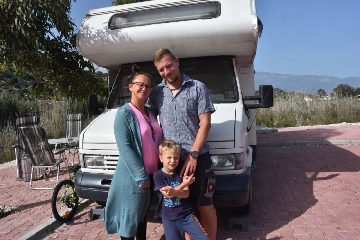4 yıldır karavanla yolda olan Alman aile Demre'de