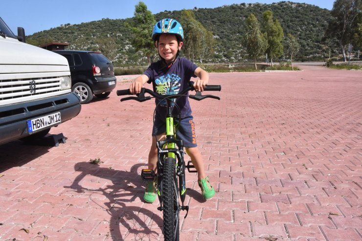 4 yıldır karavanla yolda olan Alman aile Demre'de