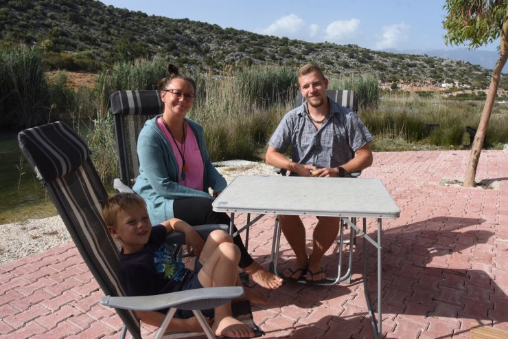 4 yıldır karavanla yolda olan Alman aile Demre'de