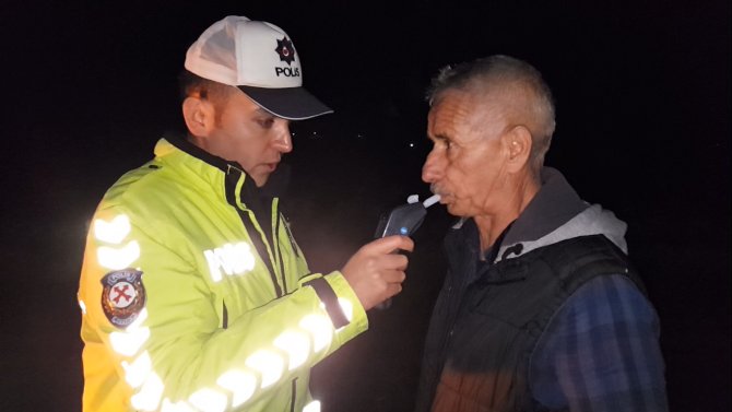 Alkolü sürücü bayram dönüşüne geçen aileye çarpt