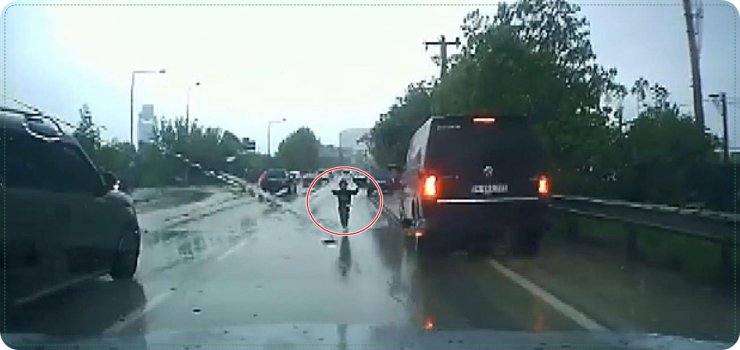 Ani manevrada aracın kapısı açıldı, çocuk yola düştü