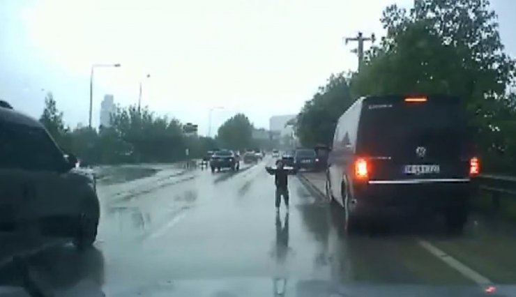 Ani manevrada aracın kapısı açıldı, çocuk yola düştü