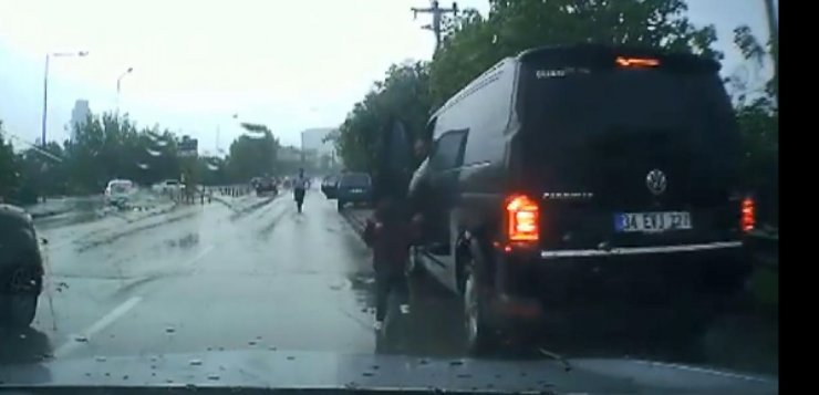 Ani manevrada aracın kapısı açıldı, çocuk yola düştü