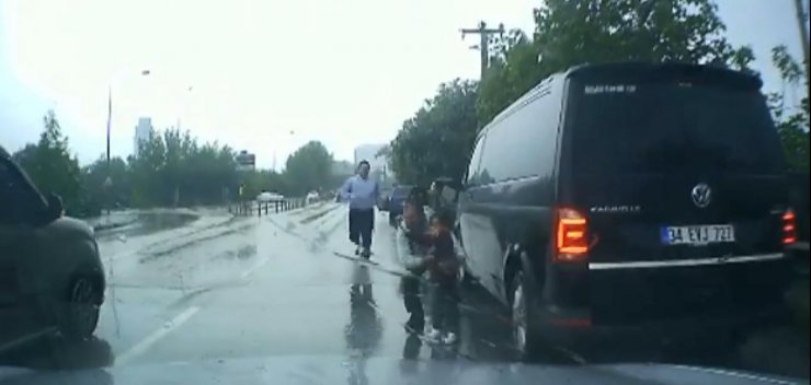 Ani manevrada aracın kapısı açıldı, çocuk yola düştü