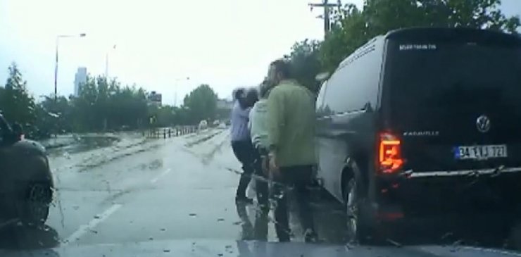 Ani manevrada aracın kapısı açıldı, çocuk yola düştü