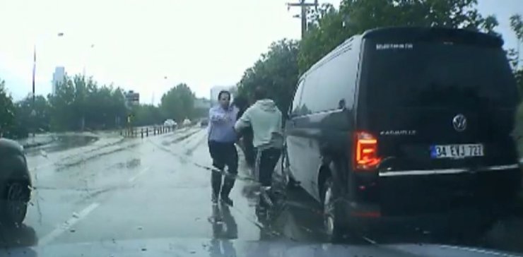 Ani manevrada aracın kapısı açıldı, çocuk yola düştü