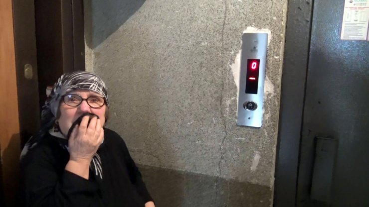 Asansörde mahsur kalan iki çocuk kurtarıldı