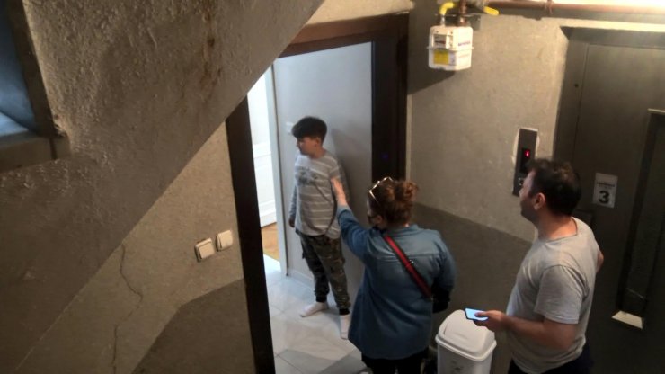 Asansörde mahsur kalan iki çocuk kurtarıldı