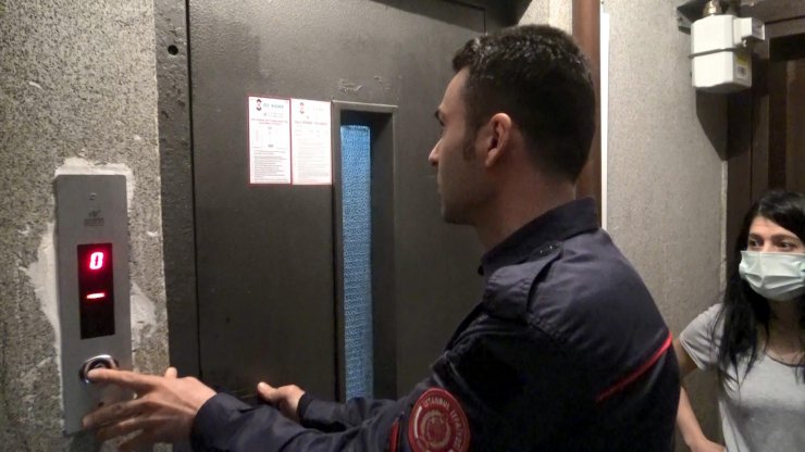 Asansörde mahsur kalan iki çocuk kurtarıldı