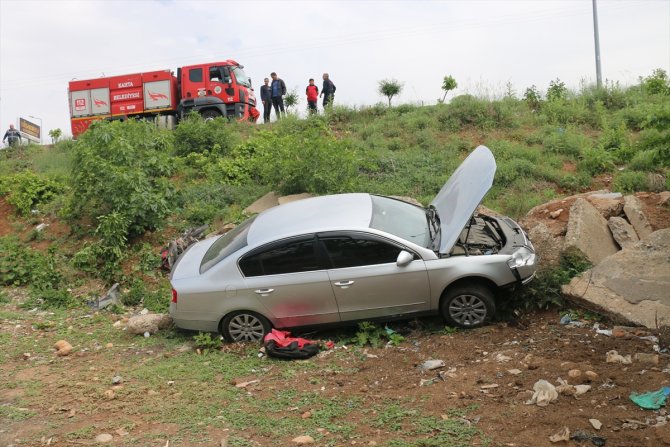 Otomobilin çarptığı motosikletteki çocuk öldü, babası ağır yaralandı