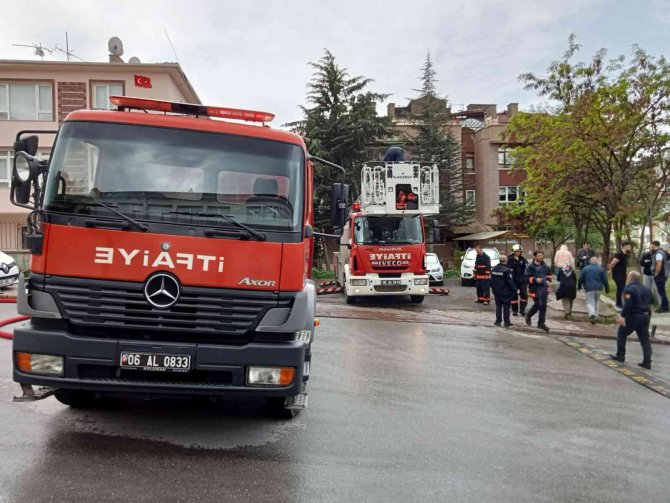 Başkentteki çatı yangını paniğe sebep oldu