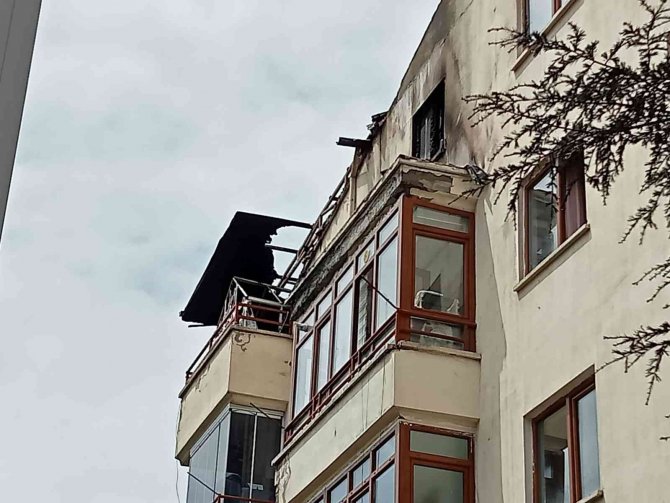 Başkentteki çatı yangını paniğe sebep oldu