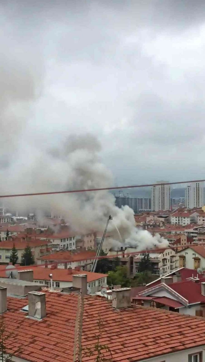Başkentteki çatı yangını paniğe sebep oldu