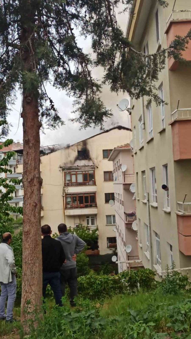 Başkentteki çatı yangını paniğe sebep oldu