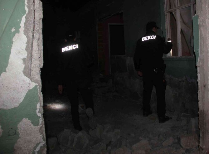 Bekçiler huzur ve güven için sokaklarda