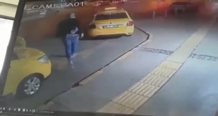 Çaldığı taksi ile 5 araca çarptı, 2 kişi yaralandı; Hırsızlık anı kamerada