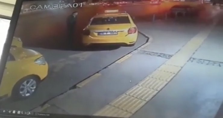 Çaldığı taksi ile 5 araca çarptı, 2 kişi yaralandı; Hırsızlık anı kamerada