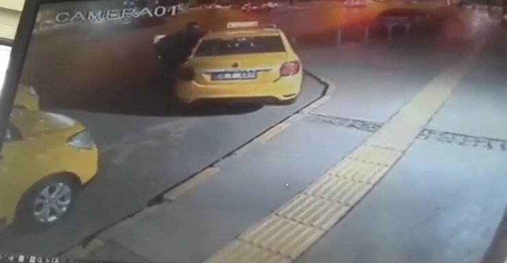 Çaldığı taksi ile 5 araca çarptı, 2 kişi yaralandı; Hırsızlık anı kamerada