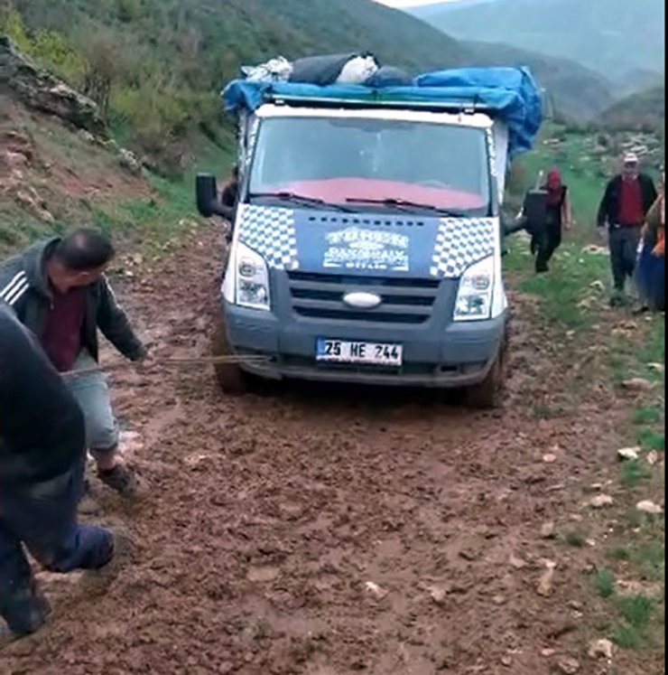 Çamura saplanan minibüsteki 50 kişiyi AFAD ekibi kurtardı