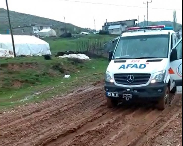 Çamura saplanan minibüsteki 50 kişiyi AFAD ekibi kurtardı