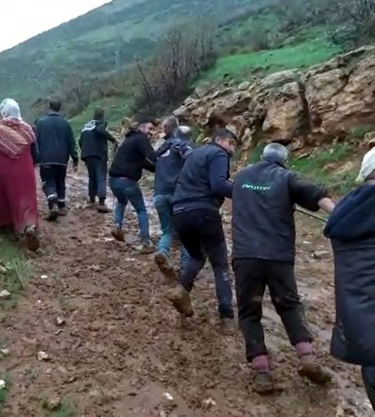 Çamura saplanan minibüsteki 50 kişiyi AFAD ekibi kurtardı