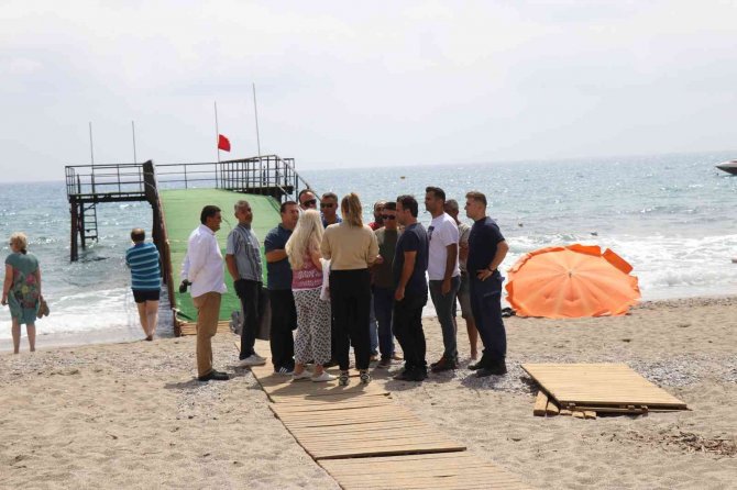 Denize giren Norveç uyruklu turist hayatını kaybetti, yakınları gözyaşlarına boğuldu