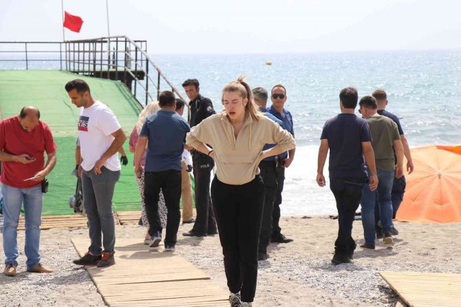 Denize giren Norveç uyruklu turist hayatını kaybetti, yakınları gözyaşlarına boğuldu