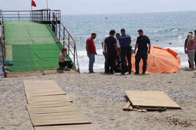 Denize giren Norveç uyruklu turist hayatını kaybetti, yakınları gözyaşlarına boğuldu