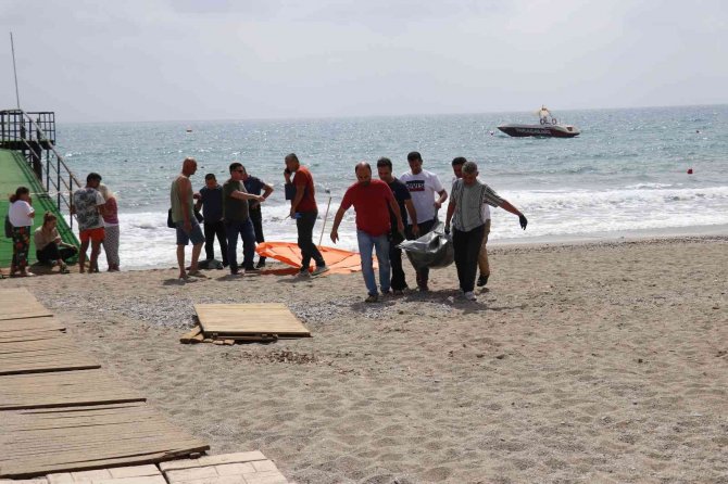 Denize giren Norveç uyruklu turist hayatını kaybetti, yakınları gözyaşlarına boğuldu