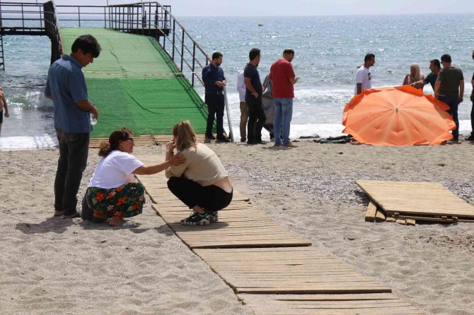 Denize giren Norveç uyruklu turist hayatını kaybetti, yakınları gözyaşlarına boğuldu