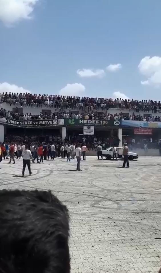 Drift festivalini izleyenlerin bulunduğu balkon çöktü, faciadan dönüldü