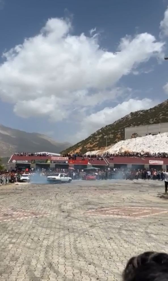 Drift festivalini izleyenlerin bulunduğu balkon çöktü, faciadan dönüldü