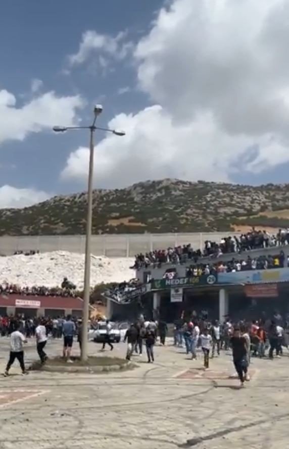 Drift festivalini izleyenlerin bulunduğu balkon çöktü, faciadan dönüldü