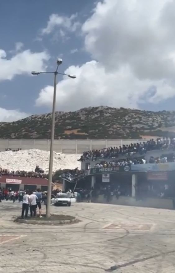 Drift festivalini izleyenlerin bulunduğu balkon çöktü, faciadan dönüldü