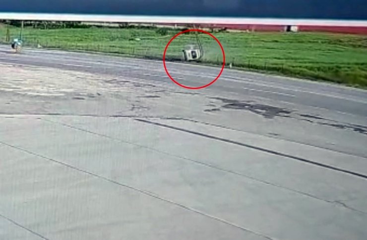 Hafif ticari araç, elektrik direğine çarptı: 4 yaralı