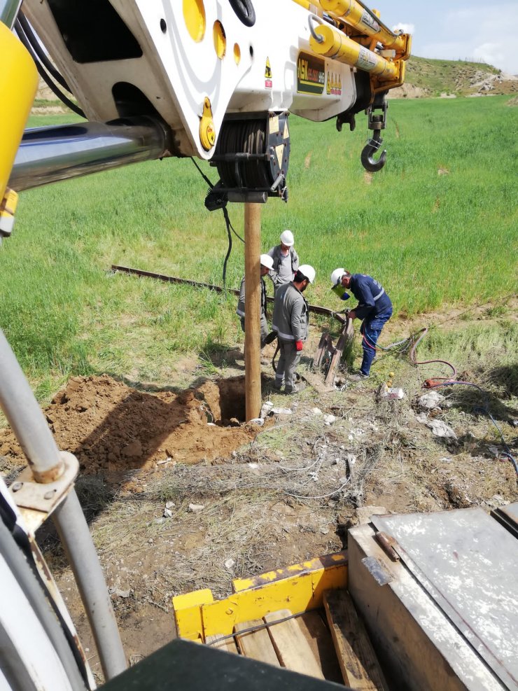 Hafif ticari araç, elektrik direğine çarptı: 4 yaralı