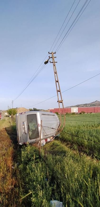 Hafif ticari araç, elektrik direğine çarptı: 4 yaralı