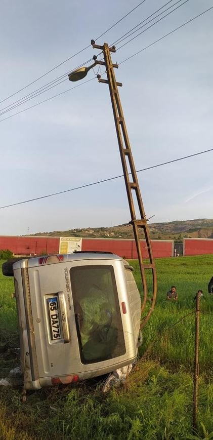 Hafif ticari araç, elektrik direğine çarptı: 4 yaralı