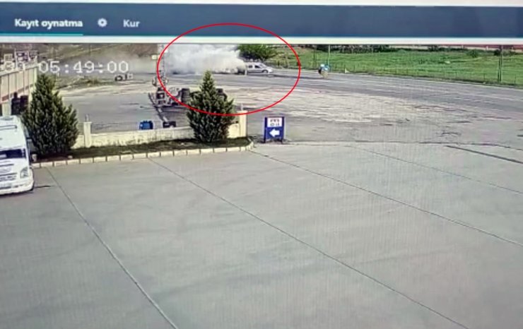 Hafif ticari araç, elektrik direğine çarptı: 4 yaralı