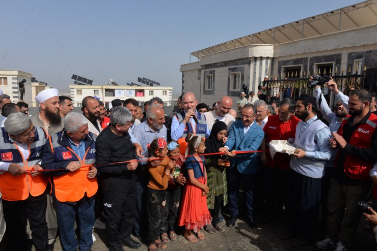 İdlib'de inşa edilen briket evlerin anahtar teslim töreni yapıldı