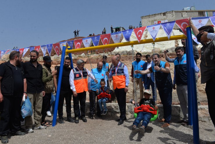 İdlib'de inşa edilen briket evlerin anahtar teslim töreni yapıldı