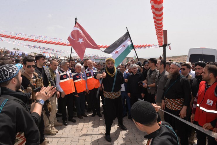İdlib'de inşa edilen briket evlerin anahtar teslim töreni yapıldı