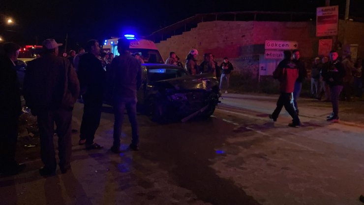 İki otomobil çarpıştı: 5 yaralı 