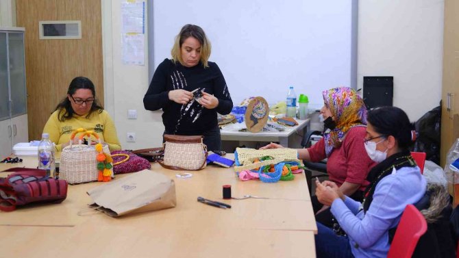 Kadınlar el emeğiyle ürettiği ürünleri dünyaya satıyor