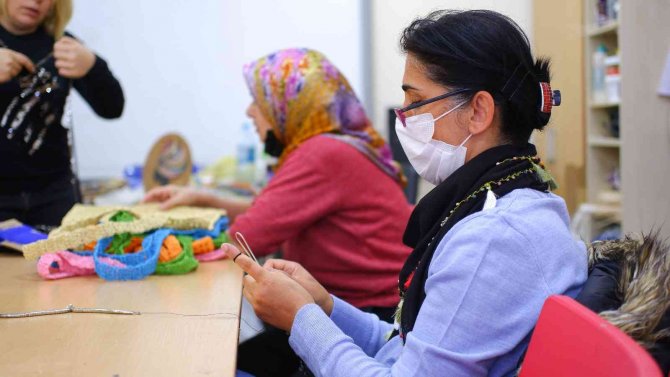 Kadınlar el emeğiyle ürettiği ürünleri dünyaya satıyor