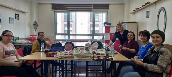 Kadınlar el emeğiyle ürettiği ürünleri dünyaya satıyor