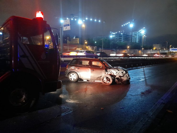 Karayolu'nda otomobil önce bariyere ardından hafif ticari araca çarptı