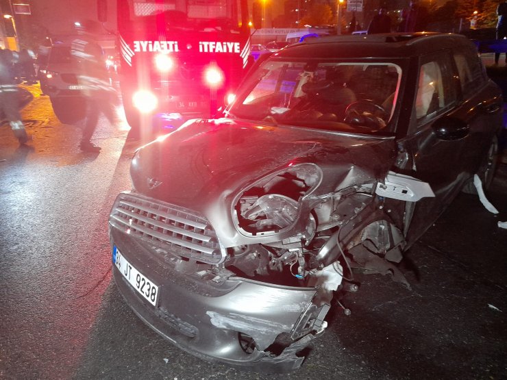 Karayolu'nda otomobil önce bariyere ardından hafif ticari araca çarptı