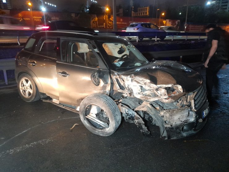 Karayolu'nda otomobil önce bariyere ardından hafif ticari araca çarptı